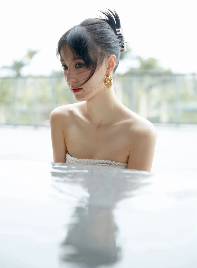王悦伊气质时尚白色礼裙纱裙穿着出席某活动超美写真照