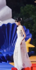 王悦伊气质时尚白色礼裙纱裙穿着出席某活动超美写真照