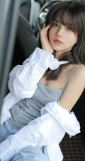 眼睛贼漂亮的染发碧眼混血女生肩带背心牛仔裤户外车拍写真美照