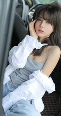 眼睛贼漂亮的染发碧眼混血女生肩带背心牛仔裤户外车拍写真美照