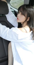眼睛贼漂亮的染发碧眼混血女生肩带背心牛仔裤户外车拍写真美照