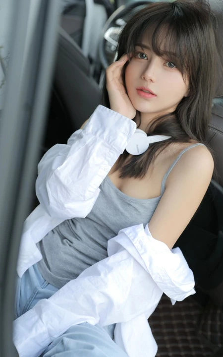 眼睛贼漂亮的染发碧眼混血女生肩带背心牛仔裤户外车拍写真美照