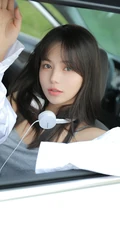 眼睛贼漂亮的染发碧眼混血女生肩带背心牛仔裤户外车拍写真美照