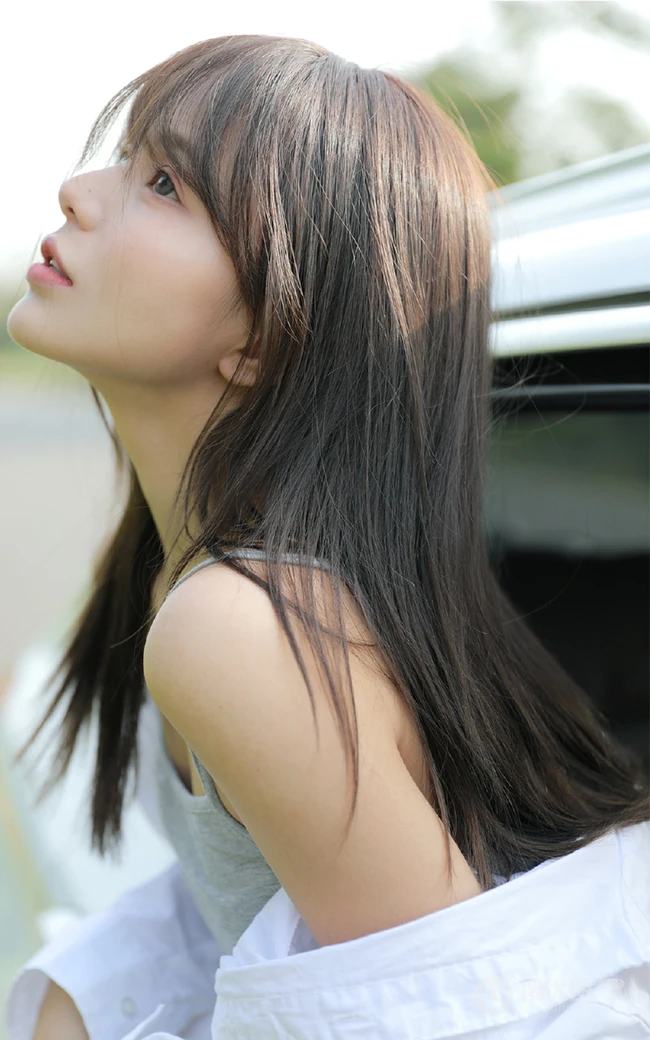 眼睛贼漂亮的染发碧眼混血女生肩带背心牛仔裤户外车拍写真美照