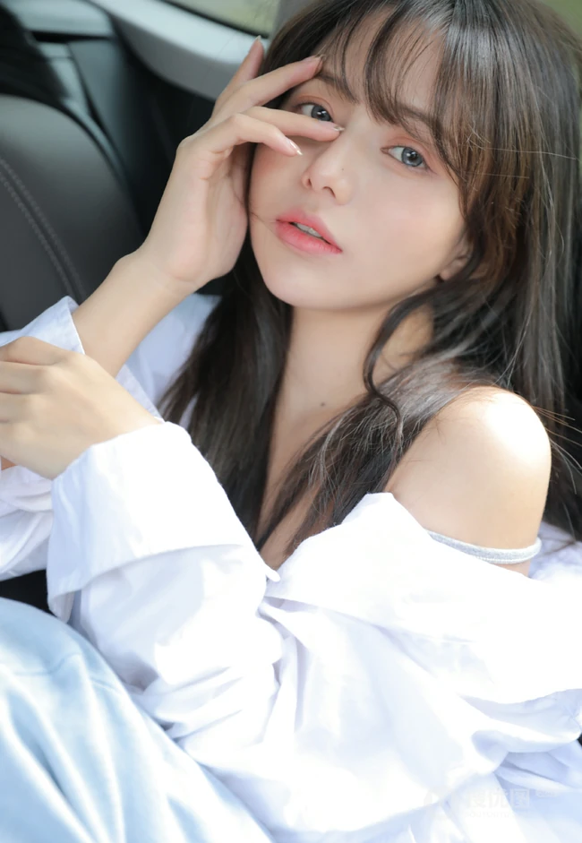 眼睛贼漂亮的染发碧眼混血女生肩带背心牛仔裤户外车拍写真美照