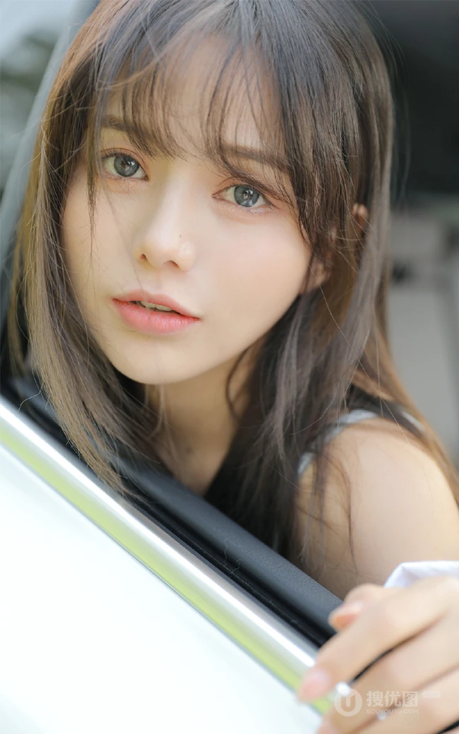 眼睛贼漂亮的染发碧眼混血女生肩带背心牛仔裤户外车拍写真美照