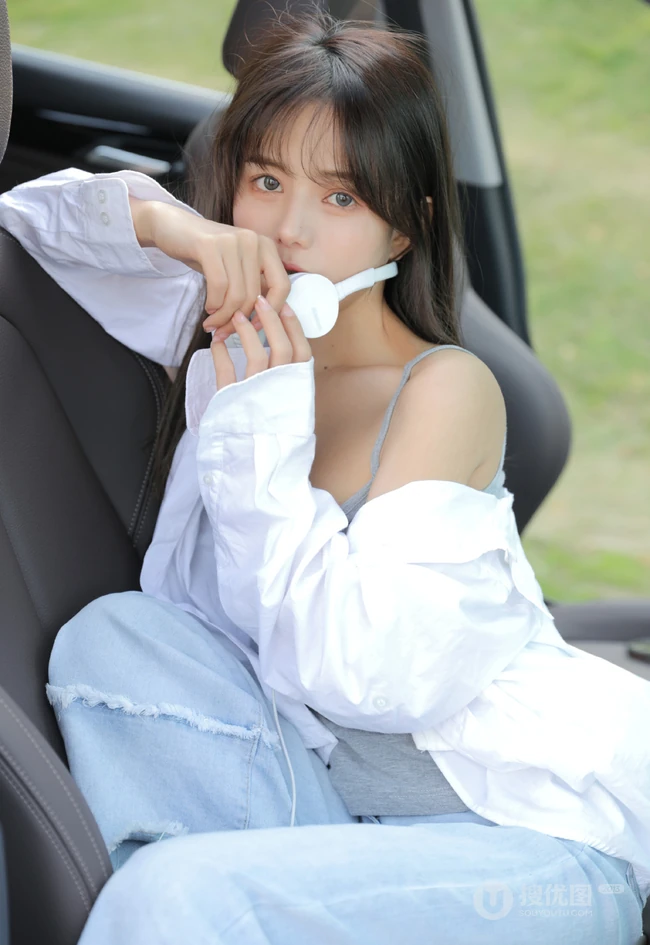 眼睛贼漂亮的染发碧眼混血女生肩带背心牛仔裤户外车拍写真美照