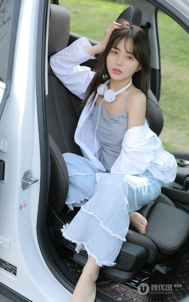 眼睛贼漂亮的染发碧眼混血女生肩带背心牛仔裤户外车拍写真美照