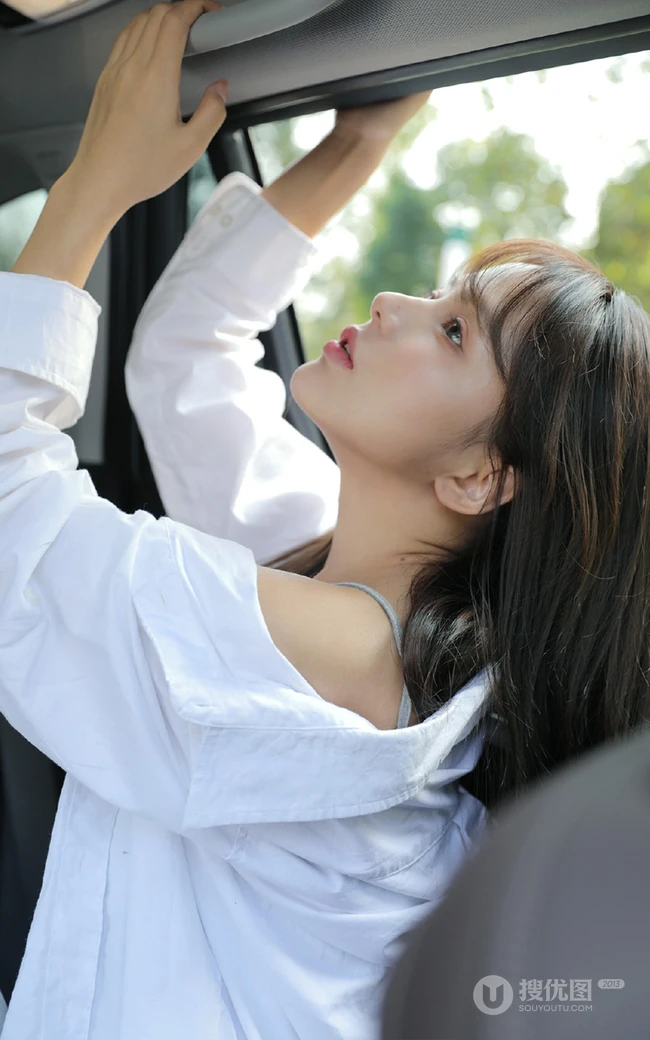 眼睛贼漂亮的染发碧眼混血女生肩带背心牛仔裤户外车拍写真美照