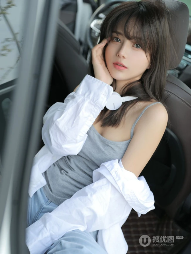 眼睛贼漂亮的染发碧眼混血女生肩带背心牛仔裤户外车拍写真美照