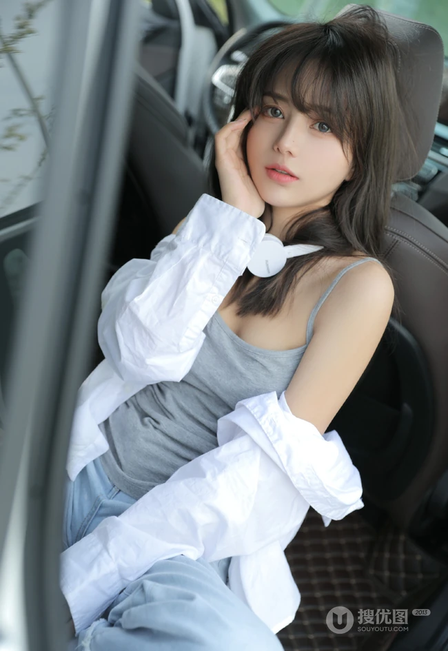眼睛贼漂亮的染发碧眼混血女生肩带背心牛仔裤户外车拍写真美照