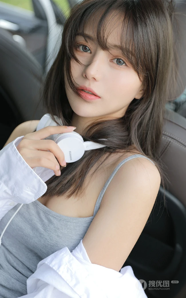眼睛贼漂亮的染发碧眼混血女生肩带背心牛仔裤户外车拍写真美照