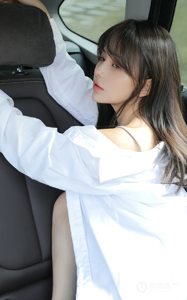 眼睛贼漂亮的染发碧眼混血女生肩带背心牛仔裤户外车拍写真美照