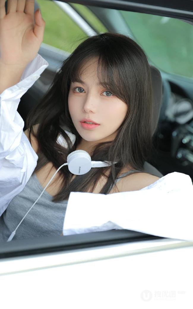 眼睛贼漂亮的染发碧眼混血女生肩带背心牛仔裤户外车拍写真美照