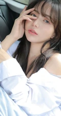 眼睛贼漂亮的染发碧眼混血女生肩带背心牛仔裤户外车拍写真美照