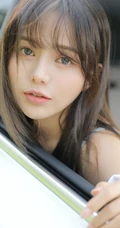 眼睛贼漂亮的染发碧眼混血女生肩带背心牛仔裤户外车拍写真美照