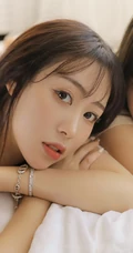 两个身材苗条，甜美可人的牛仔热裤女生闺蜜一对室内写真照片
