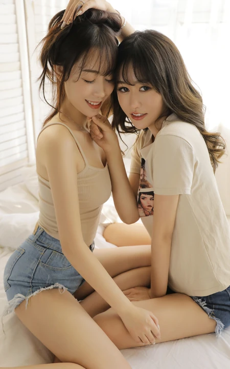 两个身材苗条，甜美可人的牛仔热裤女生闺蜜一对室内写真照片
