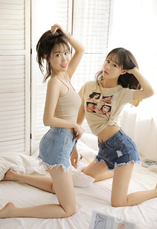 两个身材苗条，甜美可人的牛仔热裤女生闺蜜一对室内写真照片