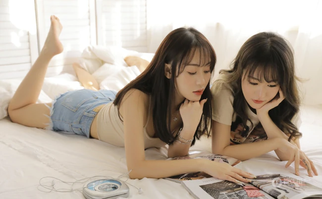 两个身材苗条，甜美可人的牛仔热裤女生闺蜜一对室内写真照片
