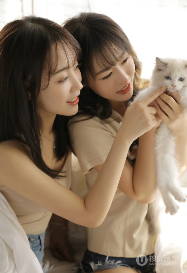 两个身材苗条，甜美可人的牛仔热裤女生闺蜜一对室内写真照片