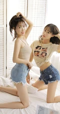 两个身材苗条，甜美可人的牛仔热裤女生闺蜜一对室内写真照片