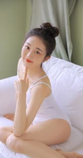 双眼皮 丸子头 沙发女生 紧身连体衣 跳舞服 漂亮线条感少女写真
