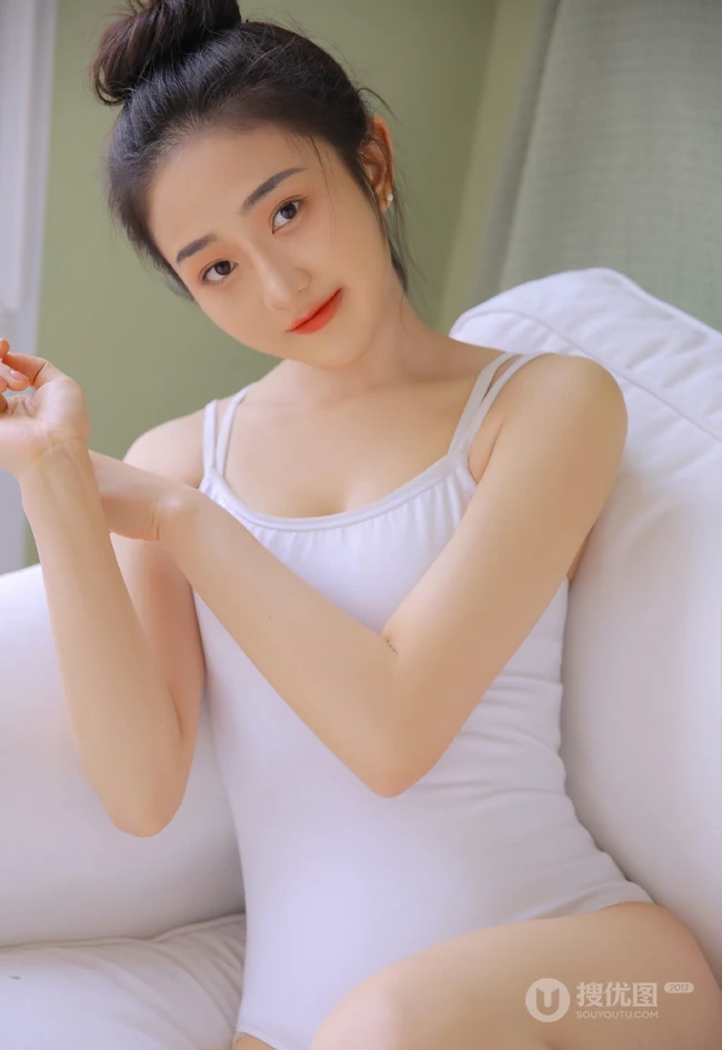 双眼皮 丸子头 沙发女生 紧身连体衣 跳舞服 漂亮线条感少女写真