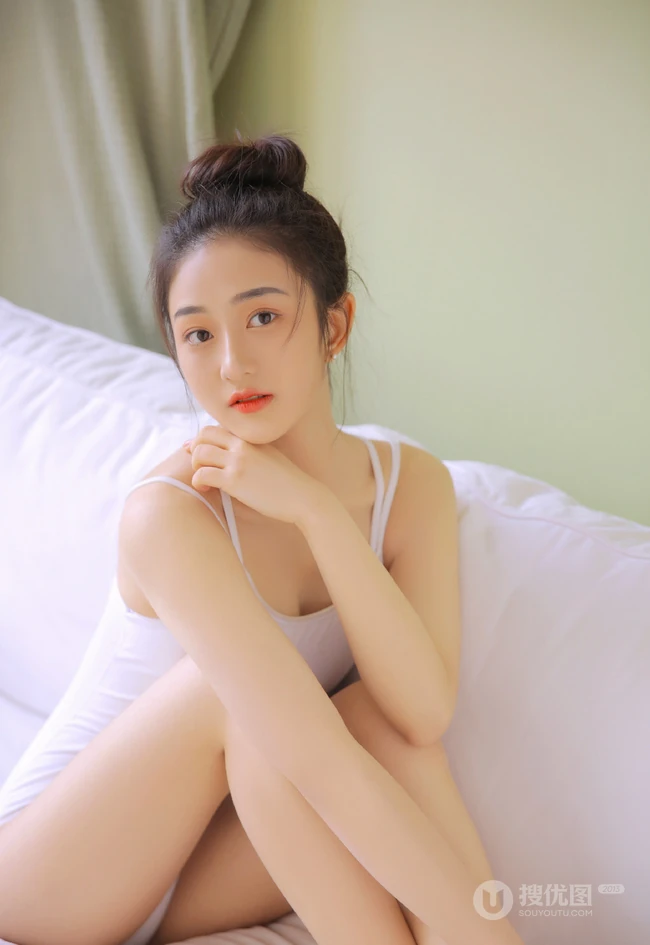 双眼皮 丸子头 沙发女生 紧身连体衣 跳舞服 漂亮线条感少女写真