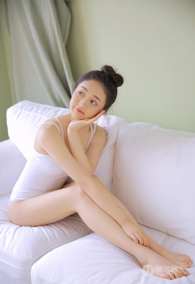 双眼皮 丸子头 沙发女生 紧身连体衣 跳舞服 漂亮线条感少女写真