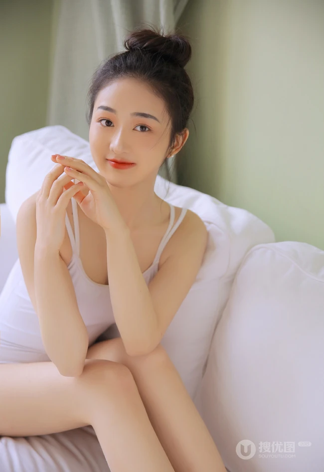 双眼皮 丸子头 沙发女生 紧身连体衣 跳舞服 漂亮线条感少女写真