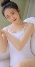 双眼皮 丸子头 沙发女生 紧身连体衣 跳舞服 漂亮线条感少女写真