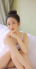 双眼皮 丸子头 沙发女生 紧身连体衣 跳舞服 漂亮线条感少女写真
