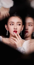 宋祖儿气质优雅轻纱装羽毛白裙穿着动人写真图片