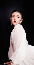 宋祖儿气质优雅轻纱装羽毛白裙穿着动人写真图片