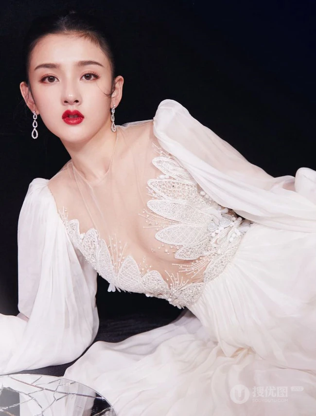 宋祖儿气质优雅轻纱装羽毛白裙穿着动人写真图片