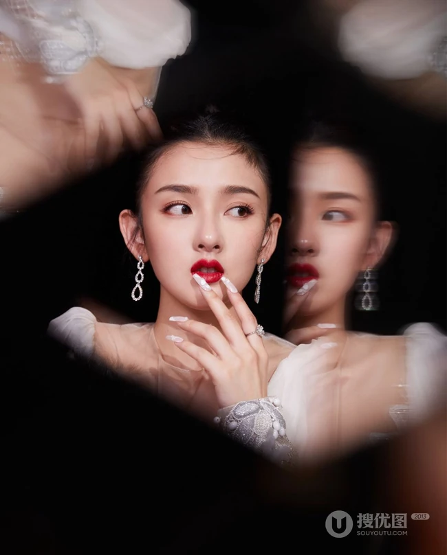 宋祖儿气质优雅轻纱装羽毛白裙穿着动人写真图片