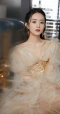 赵丽颖鹅黄色轻纱长裙穿着显动人锁骨气质优雅写真图片