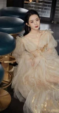 赵丽颖鹅黄色轻纱长裙穿着显动人锁骨气质优雅写真图片