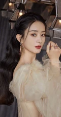 赵丽颖鹅黄色轻纱长裙穿着显动人锁骨气质优雅写真图片