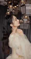赵丽颖鹅黄色轻纱长裙穿着显动人锁骨气质优雅写真图片