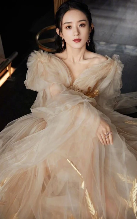 赵丽颖鹅黄色轻纱长裙穿着显动人锁骨气质优雅写真图片