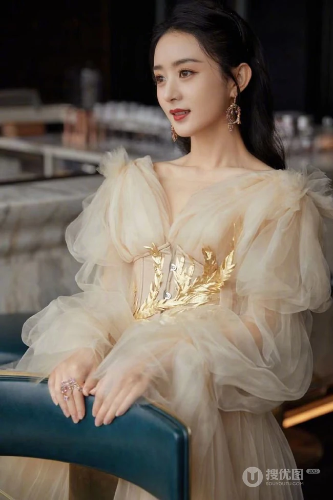 赵丽颖鹅黄色轻纱长裙穿着显动人锁骨气质优雅写真图片