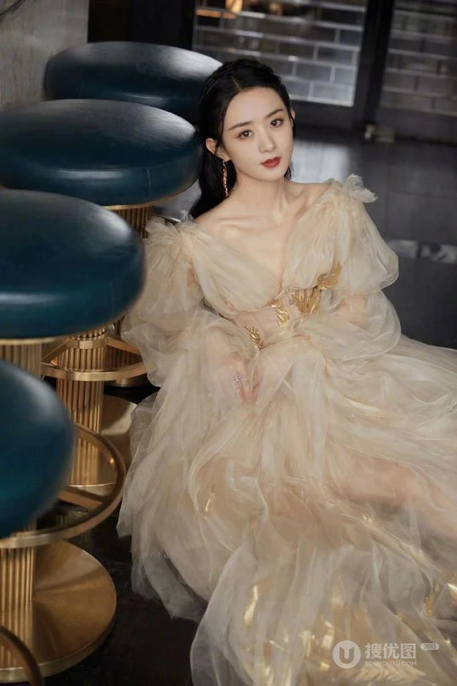 赵丽颖鹅黄色轻纱长裙穿着显动人锁骨气质优雅写真图片
