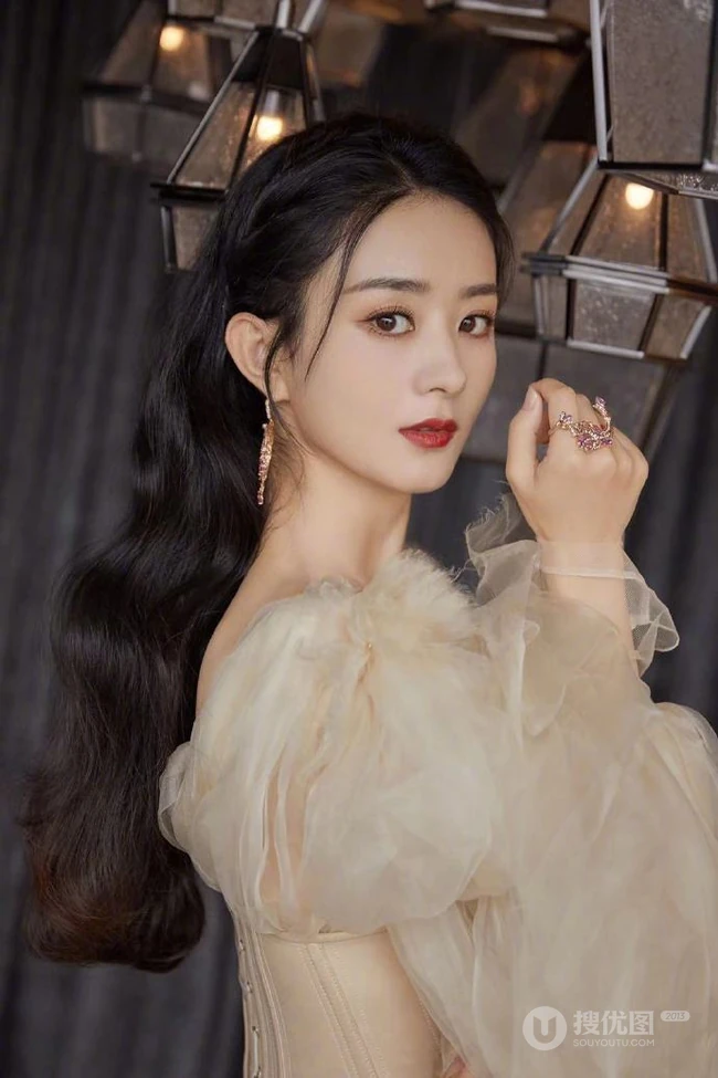 赵丽颖鹅黄色轻纱长裙穿着显动人锁骨气质优雅写真图片