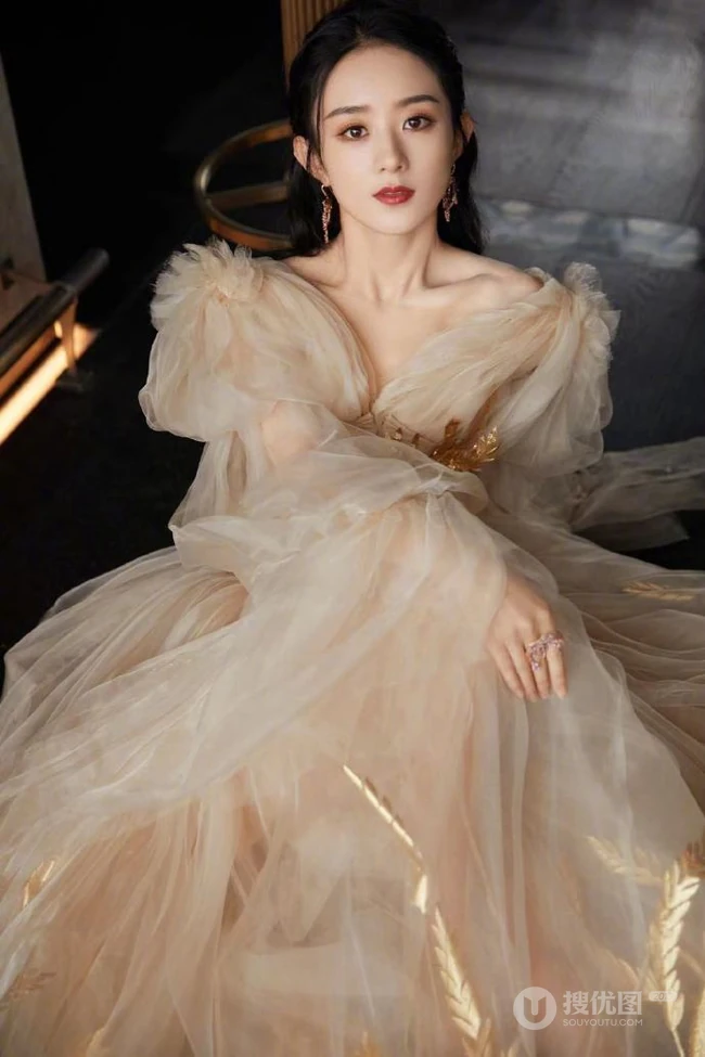 赵丽颖鹅黄色轻纱长裙穿着显动人锁骨气质优雅写真图片