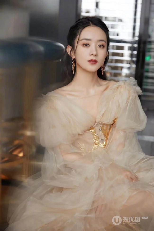 赵丽颖鹅黄色轻纱长裙穿着显动人锁骨气质优雅写真图片