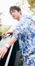 刘昊然蓝白印花夹克短裤套装穿搭帅气户外摄影写真照