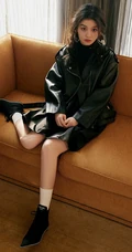 云南昆明籍女演员春夏黑色皮衣高跟居家沙发慵懒写真照片