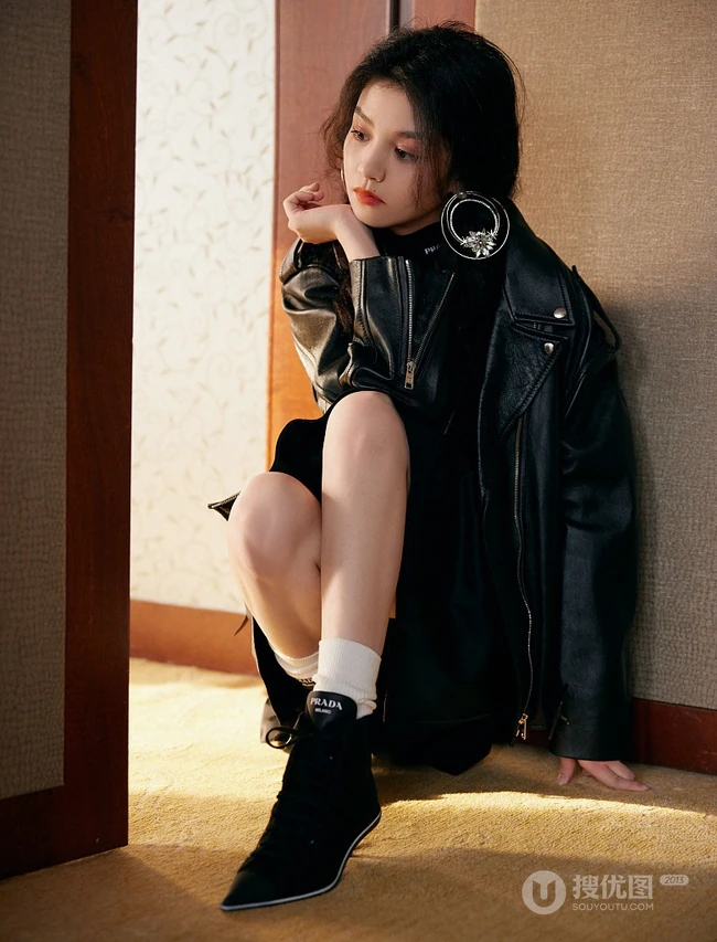 云南昆明籍女演员春夏黑色皮衣高跟居家沙发慵懒写真照片